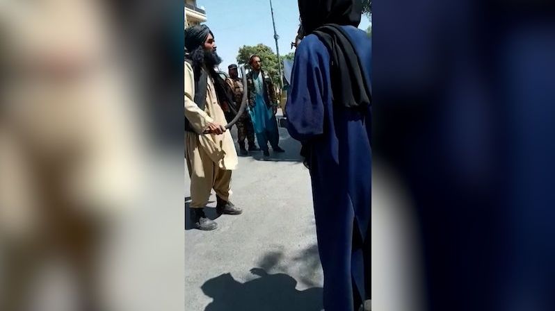 Slibovaná tolerance se nekoná. Tálibové ženy na ulicích mlátí bičem